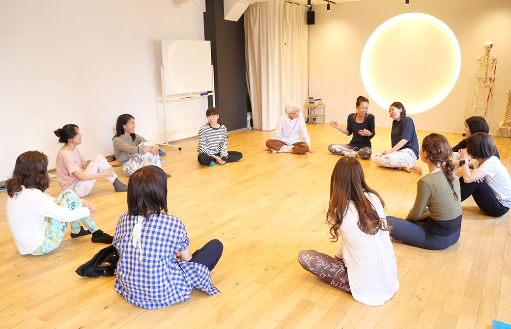 中井まゆみ先生のRYT200第10期の卒業式の様子