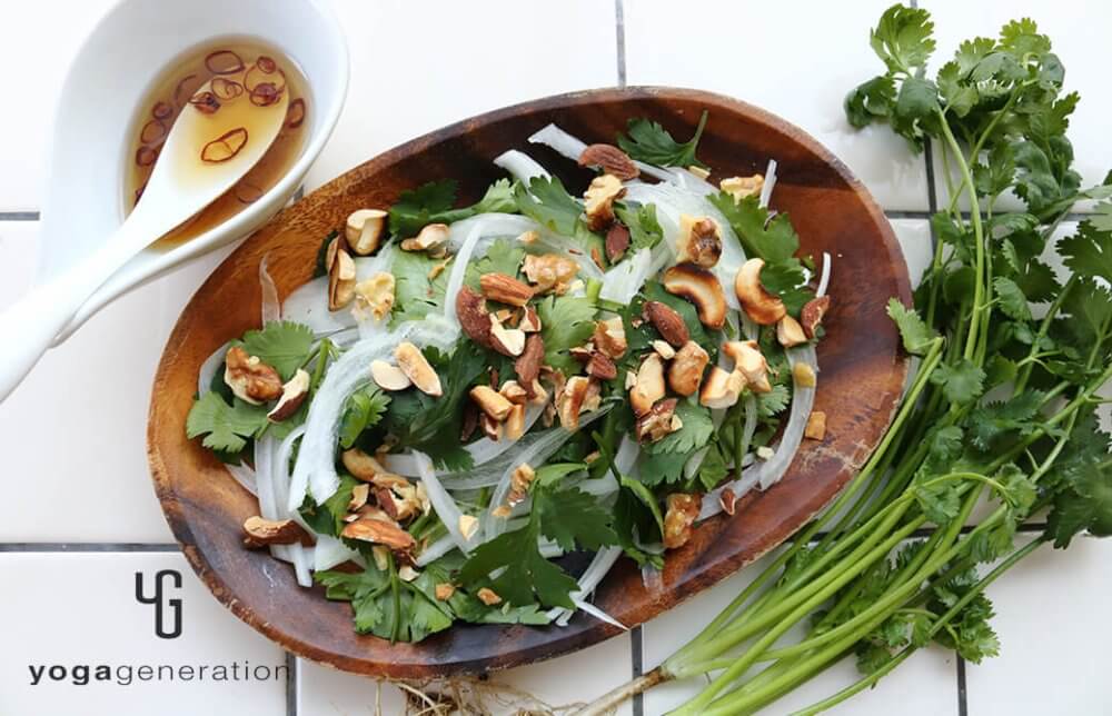 新タマネギとパクチーのアジアン・ナッツサラダ