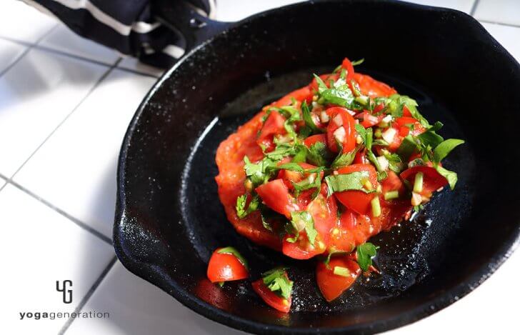 食感を楽しむ焼きトマトのサラダ