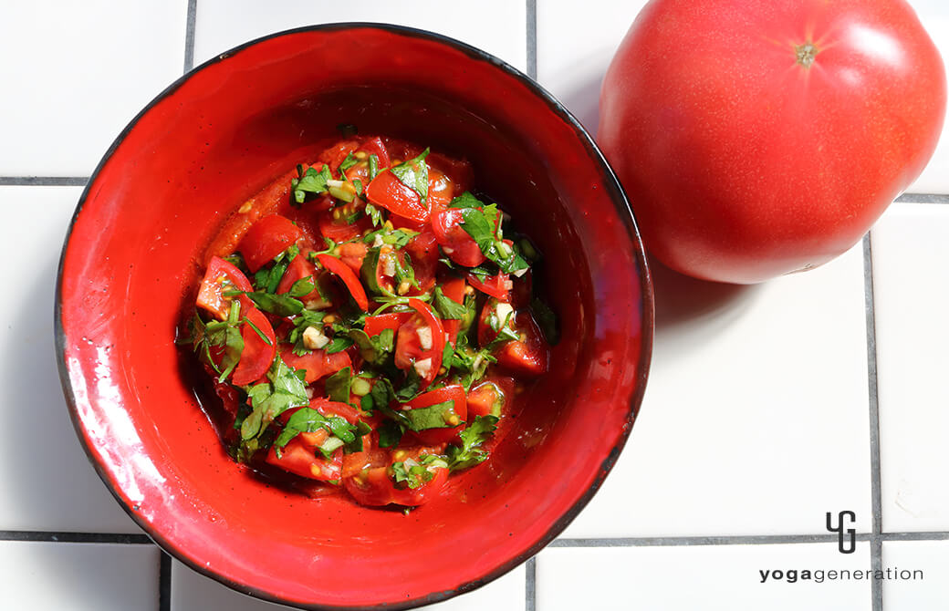 赤いお皿に盛りつけた焼きトマトのサラダ