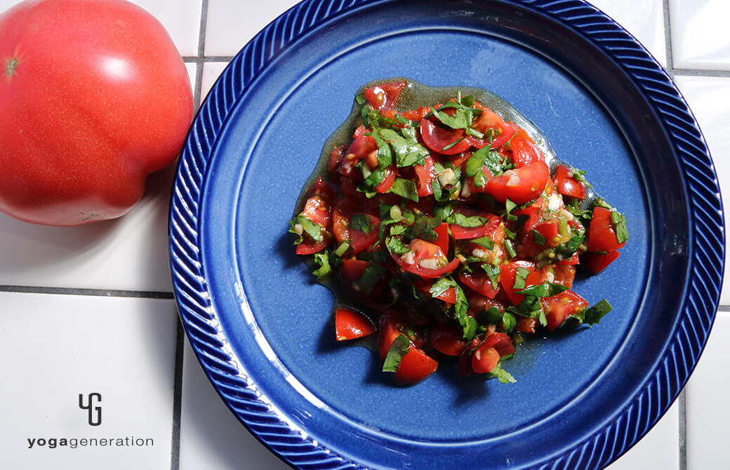 群青のお皿に盛りつけた焼きトマトのサラダ