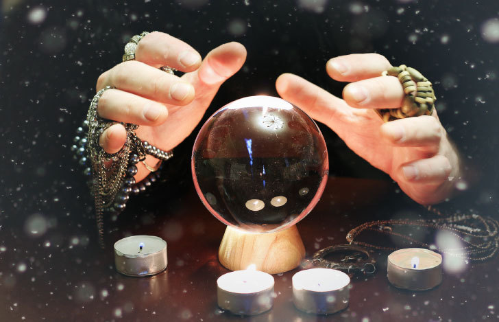 水晶を前に占っている様子