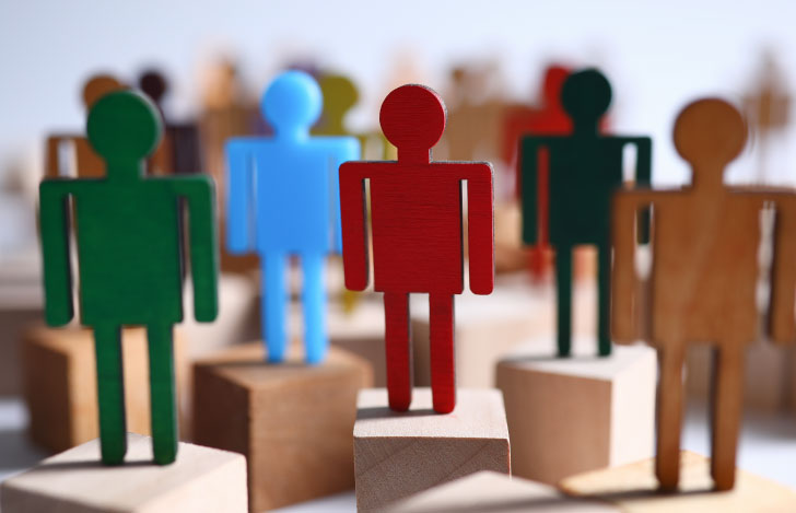 人型に作られた木のオブジェの集まり