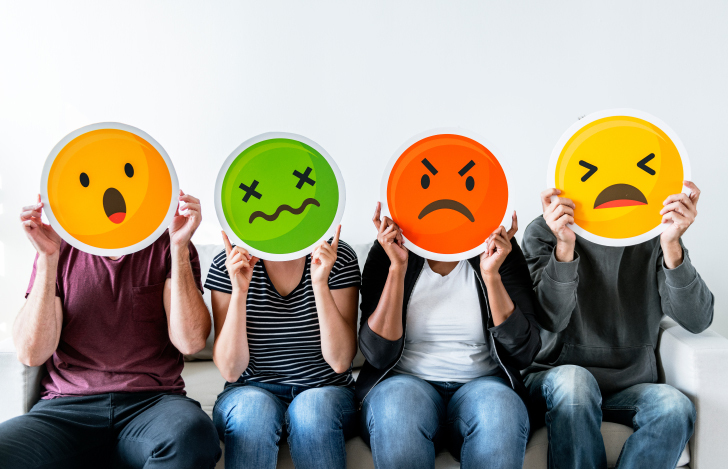 喜怒哀楽の表情を浮かべる人