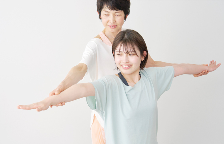 ヨガを指導する女性