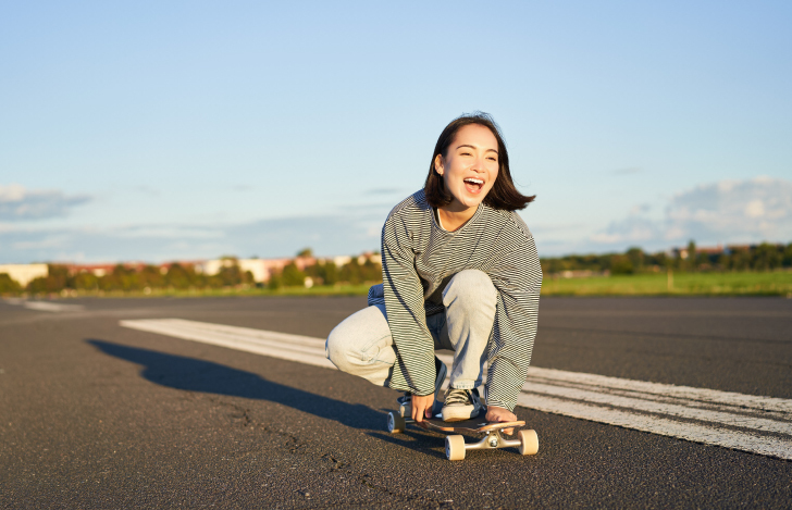 スケートボードに乗る女性