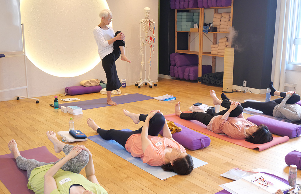 中井まゆみ先生のRYT200クラスの様子