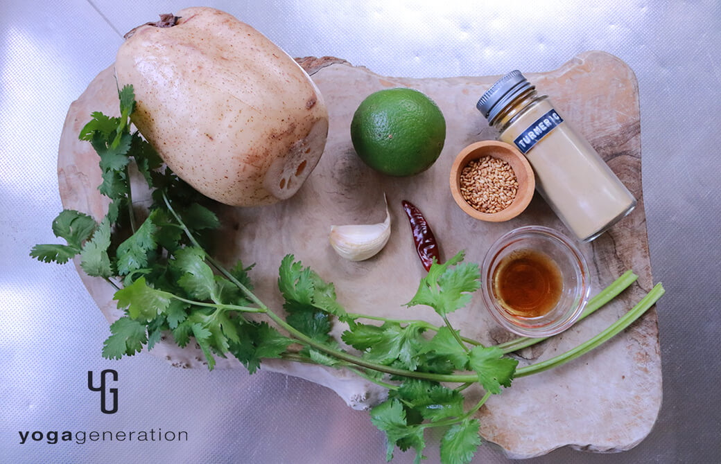 材料のレンコンやパクチー、ニンニクなど