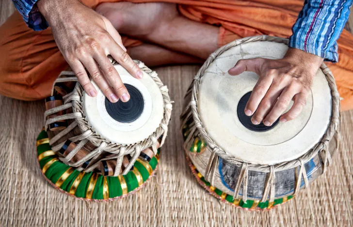 インドの伝統的な打楽器タブラを演奏する人の手