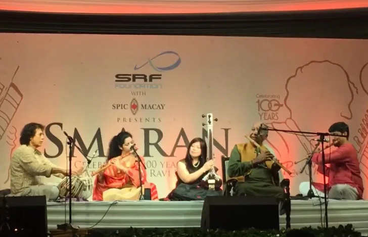 ステージ上でインドの伝統的な楽器を演奏する音楽家たち