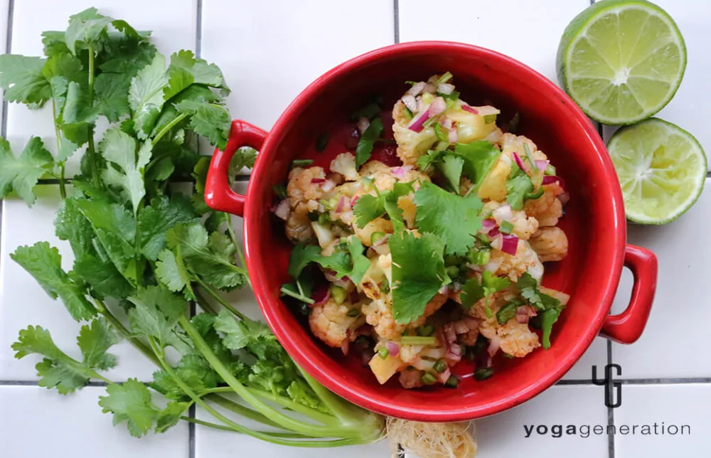 赤い器に盛り付けたカリフラワーのメキシカンサラダ