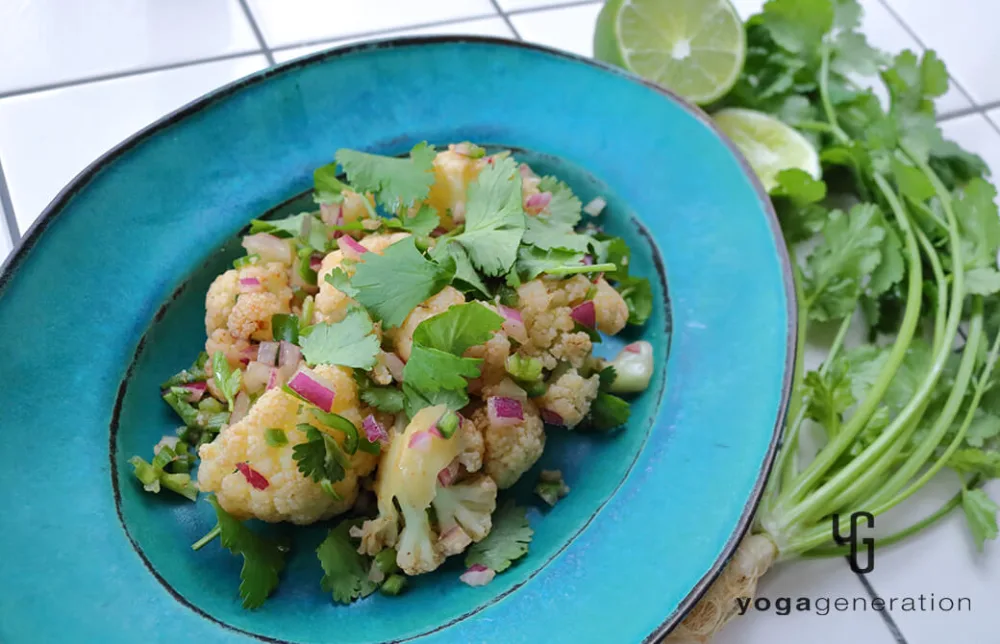 ターコイズの器に盛り付けたカリフラワーのメキシカンサラダ