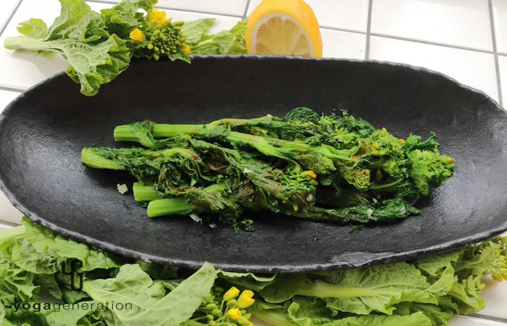 黒いお皿に盛り付けた菜の花のガーリックレモンバター炒め