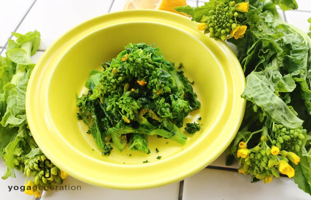 レモン色のお皿に盛り付けた菜の花のガーリックレモンバター炒め