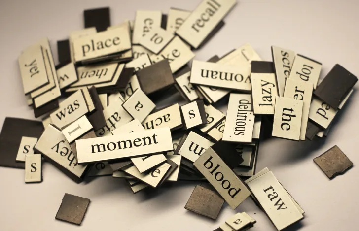 英単語が書かれた山積みのカード