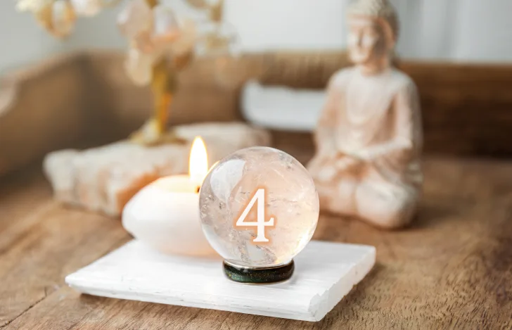 数字の4が浮かび上がる水晶玉と室内の様子