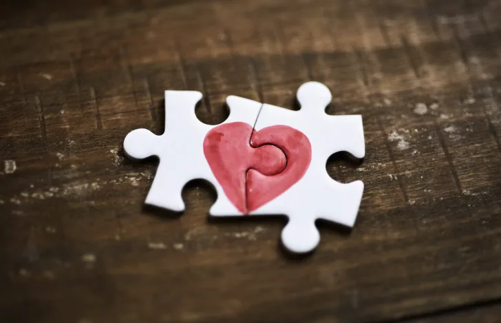 ハートが描かれた2つのジグソーパズルのピース