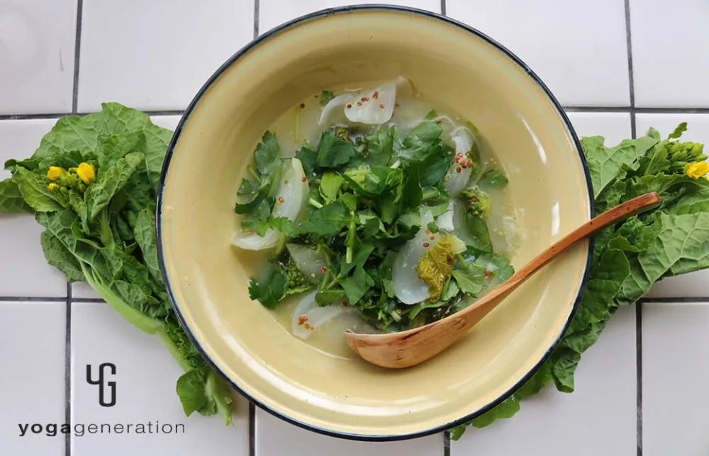 ホーローの器に盛り付けたマスタード香る菜の花と新タマネギの白味噌スープ