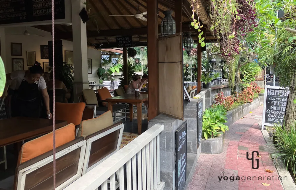 オープンエアのカフェ