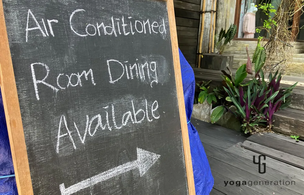 「冷房効いています」の看板