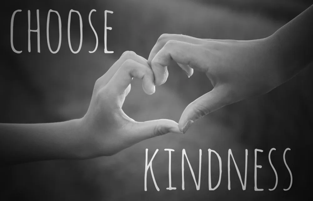 手でハートを作っている「優しさを選ぶ」の文字が書いてある