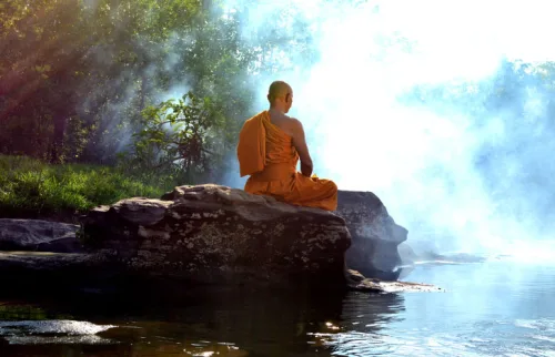 岩の上で瞑想