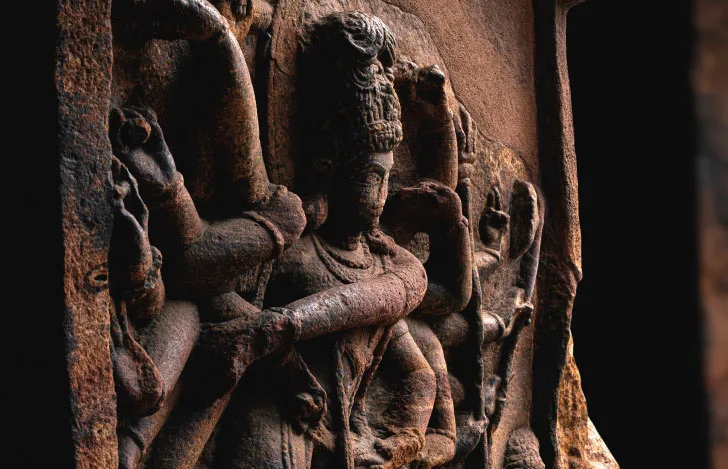 シヴァ神がタンダバを行っている洞窟の彫刻