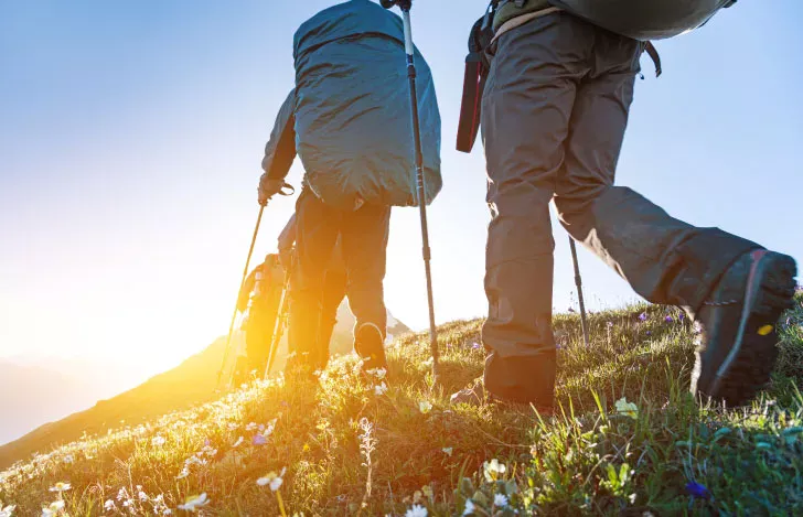 登山の格好で山を登る人の足元