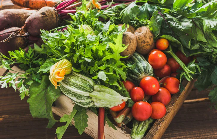 木の箱に入れられた新鮮なたくさんの野菜