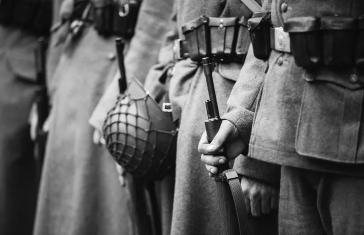 戦時中の軍服を着た兵士の手元