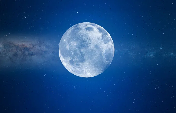 青白い満月
