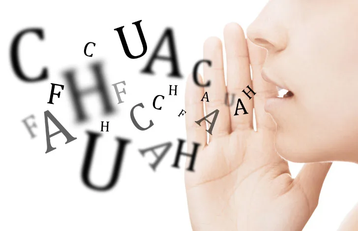 女性の口元から発せられるアルファベット