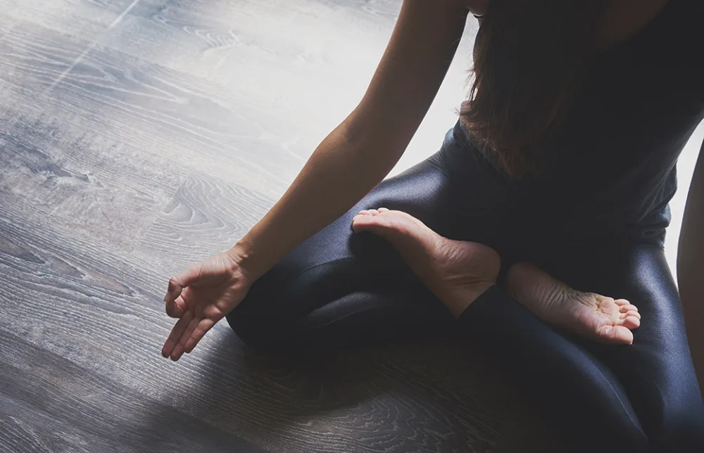 チンムドラを組んで座っている