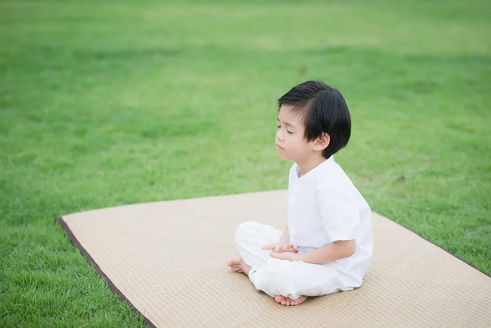瞑想をする子供