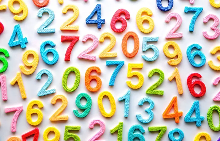 カラフルな数字のオブジェ