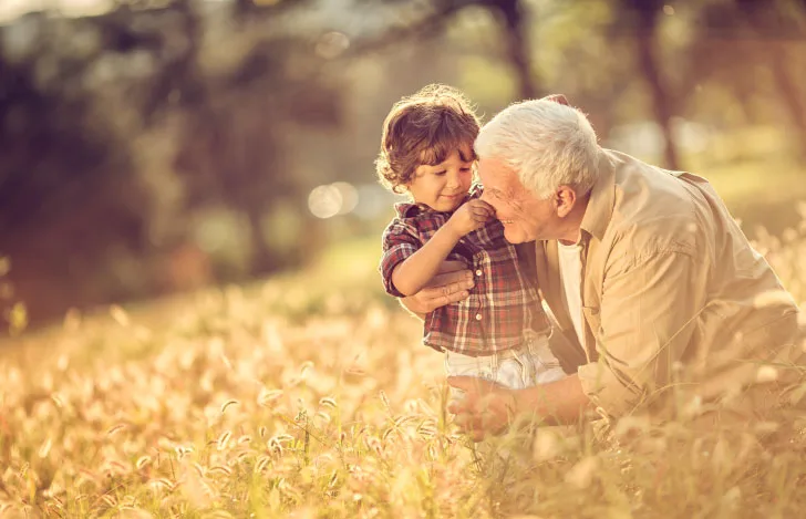 自然の中の孫と祖父