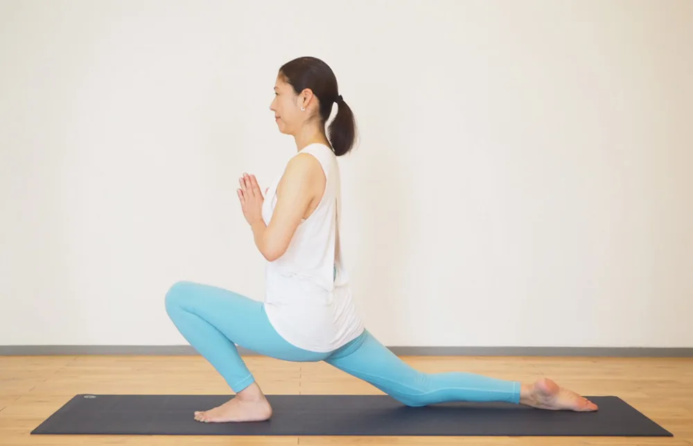 濱田さやか先生の陰ヨガのポーズ