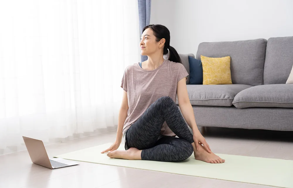 オンラインでヨガを受ける女性