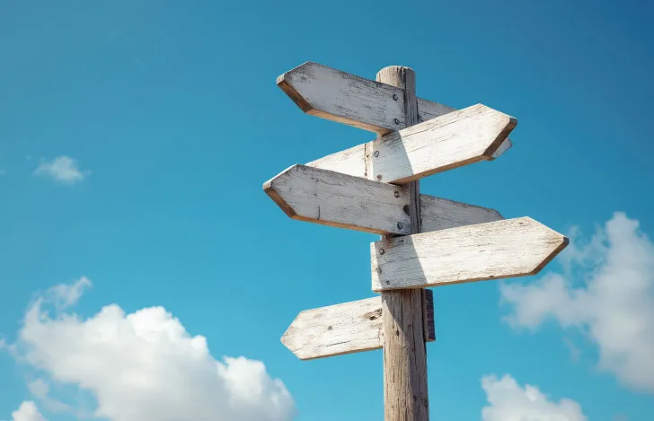 何も書かれていない白い木の標識