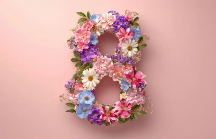 花で形作られた数字の8