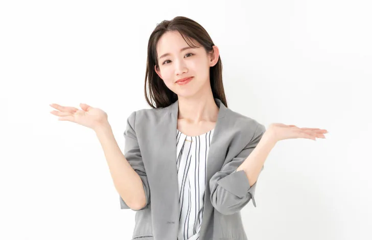 両手を天秤のように持ち上げる髪の長い女性