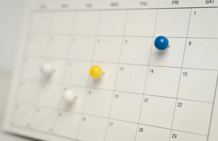 カレンダーとピンの目印