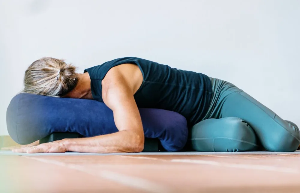 体・脳・心。全てを癒すリストラティブヨガで、健やかなるエイジングを