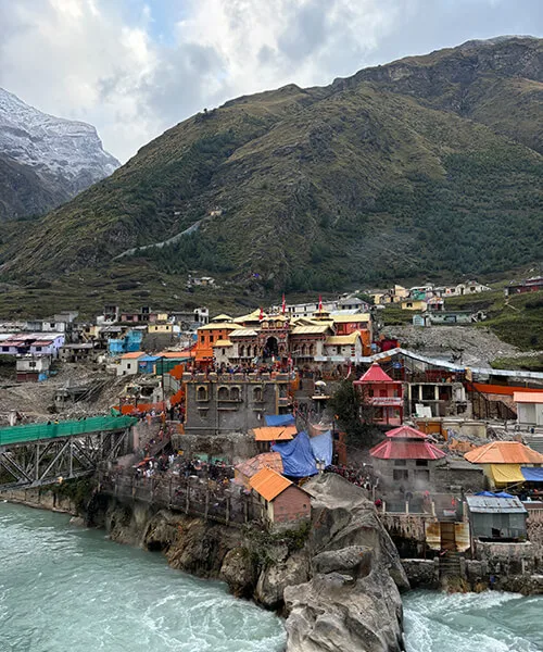遠目から見たバドリナート寺院