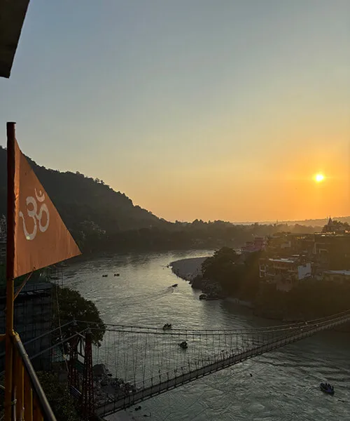 リシュケシのトライアンバケシュワル寺院から見た夕日