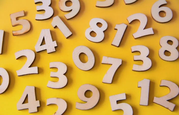 黄色い台に置かれた木製の数字のオブジェ