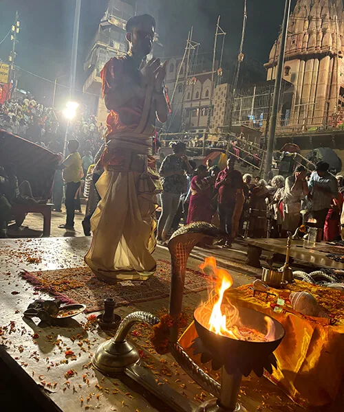 ヴァラナシの夜のアールティ