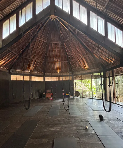 Yoga Barnのフライハイヨガクラス