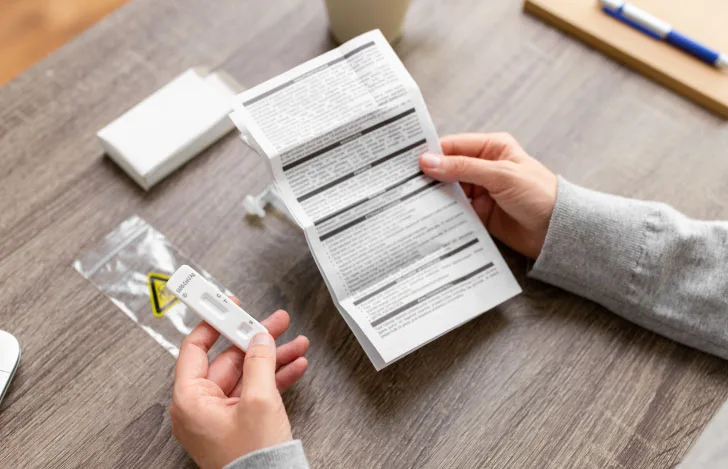 取扱説明書を手にする人の手元